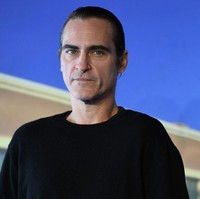 Bekas luka di antara atas bibir dan hidung aktor Joaquin Phoenix sebenarnya karena sumbing. Namun kondisi bibir sumbing Joaquin tidak terlalu parah sehingga tidak terlalu terlihat. Foto: Getty Images