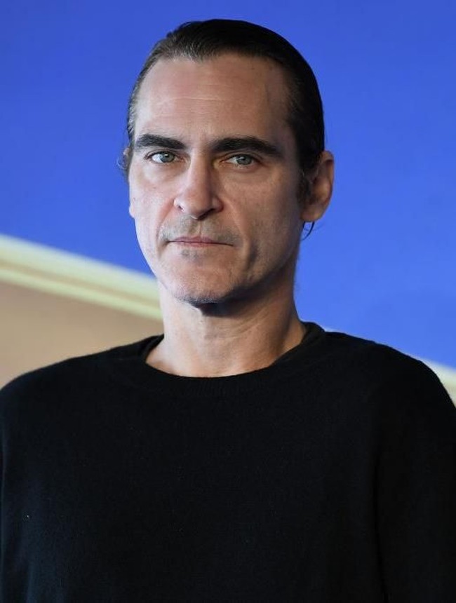 Bekas luka di antara atas bibir dan hidung aktor Joaquin Phoenix sebenarnya karena sumbing. Namun kondisi bibir sumbing Joaquin tidak terlalu parah sehingga tidak terlalu terlihat. Foto: Getty Images