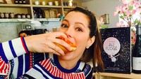 Dari unggahan foto-fotonya di Instagram, jelas Jessica doyan makan. Satu buah bagel besar pun tak ketinggalan ia lahap. Foto: Instagram jessicabiel