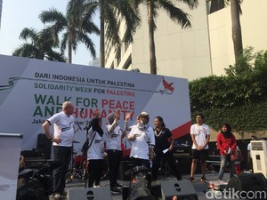 Menlu RI dan Palestina Jalan Santai Walk for Peace di CFD
