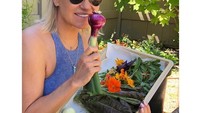 Nah ini wajah happynya saat panen. Ada sayuran, edible flowers, paprika, kacang dan bawang. Yolanda juga tersenyum lebar saat memamerkan bawang besar yang dipanennya. Foto: instagram @yolanda.hadid