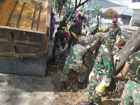 Aksi Prajurit Marinir Angkut Puing Pascagempa di Pantai Talise Palu