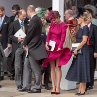 Momen glamor pernikahan Putri Eugenie dan Jack Brooksbank di Kastil Windsor, Inggris, Jumat (12/10/2018), sempat diinterupsi angin kencang yang sempat membuat para tamu kerepotan menjaga penampilannya. Tanpa terkecuali Kate Middleton yang tak luput dari malafungsi busana akibat tiupan angin. Foto: Getty Images