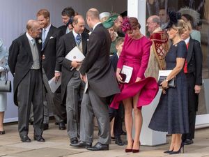 Foto: Momen Rok Kate Middleton Tertiup Angin saat Pernikahan Putri Eugenie