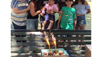 Piknik di taman memang menyenangkan, rayakan ulang tahun sang putra. Kareena memilih cupcake dengan lilin meriah, yang ditemani oleh sang suami dan anggota keluarga lainnya. Foto: Instagram @therealkareenakapoor