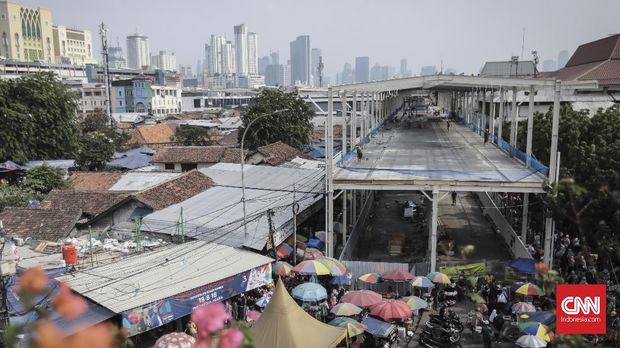 Konstruksi skybridge Tanah Abang, Jakarta (14/10).