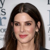Jika diperhatikan dengan seksama, Sandra Bullock punya bekas luka kecil di dekat mata kirinya. Saat kecil, Sandra pernah jatuh ke danau dan kepalanya terbentur batu. Foto: Getty Images