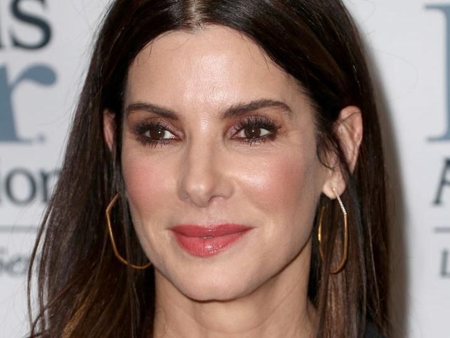 Jika diperhatikan dengan seksama, Sandra Bullock punya bekas luka kecil di dekat mata kirinya. Saat kecil, Sandra pernah jatuh ke danau dan kepalanya terbentur batu. Foto: Getty Images