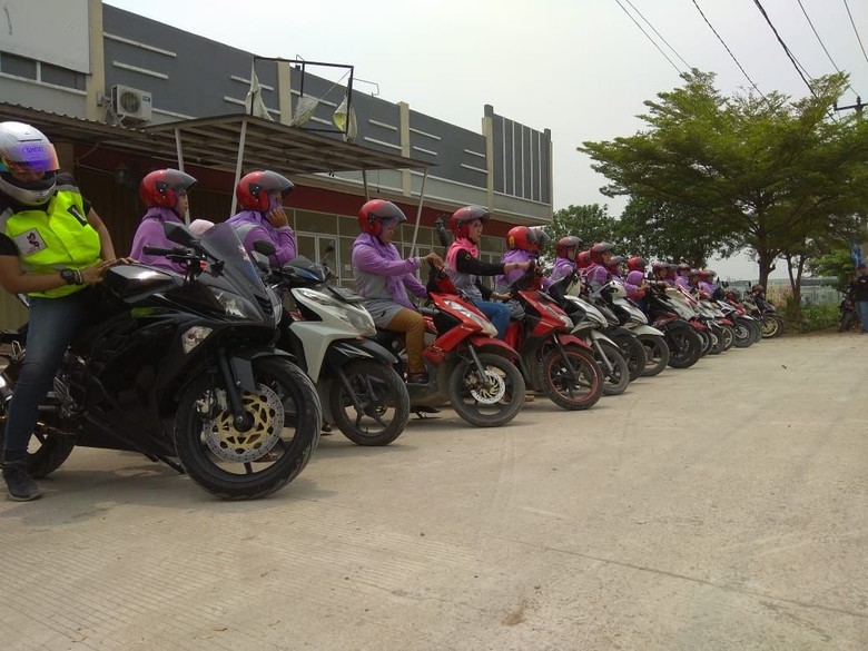 Sosialisasi Pentingnya Helm untuk Emak-emak naik motor. Foto: Dok. VixBec Sosialisasi Pentingnya Helm untuk Emak-emak naik motor. Foto: Dok. VixBec