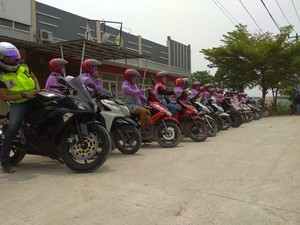 Dear Emak-emak, Naik Motor Jangan Lupa Pakai Helm Ya!
