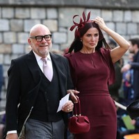 Aktris Demi Moore pun harus memegang terus topinya supaya tak terbang ditiup angin. Foto: Getty Images