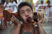 Bukan Aksi 'Debus', Festival Vegetarian di Thailand Ini Tusuk Pipi Pakai Pisau