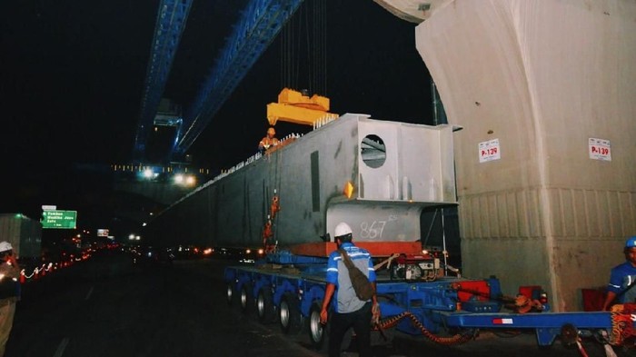Pembangunan jalan tol Jakarta-Cikampek 2 Elevated atau Japek Layang telah mencapai 49,4%. Menteri PUPR pun sempat blusukan mengecek proyek tersebut.