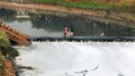 Potret Warga Nekat Sebrangi Kanal Banjir Timur