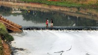 Risiko tergilincir dan terbawa arus sungai pun diindahkan oleh mereka tanpa rasa takut.