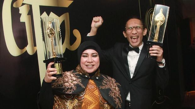 Melly Goeslaw dan Anto Hoed meraih Piala Citra.