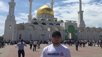 Inilah Masjid Nur-Astana di Kazakhstan yang pernah dikunjungi Khabib. Masjid cantik ini merupakan masjid terbesar ketiga di Asia Tengah (Instagram/khabib_nurmagomedov)