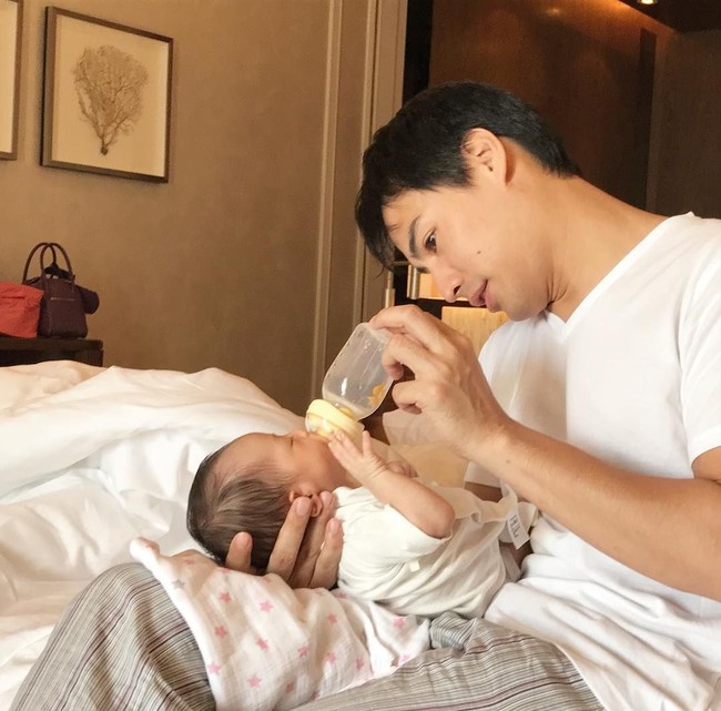 Mengetahui banyaknya kritikan suami Passavee, Navin Yaowapholkul pun membela aksi sang istri. Kami memulai kampanye ini dengan kepedulian dan pikiran yang cermat tapi tentu tidak ada yang datang dalam kehidupan tanpa risiko. Kami bekerja dengan dokter berpengalaman dengan keahlian hebat dalam bidangnya di Filoga Clinic, tulis Navin dalam akun Instagram. Foto: Instagram @numwanz