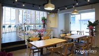 Interior bagian dalamnya dibuat sangat modern minimalis. Tertata rapi kursi dan meja kayu dengan beberapa bunga cantik di beberapa titik. Foto: Facebook Yogorino Korea