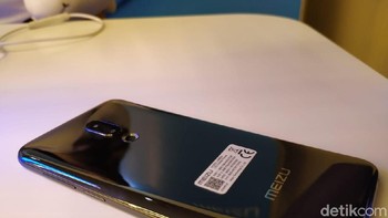 Untuk kebutuhan fotografi terpasang kamera ganda berukuran 12 MP dan 20 MP. Menjanjikan kualitas gambar yang memuaskan meski di kondisi low light. Sementara untuk selfie tersedia kamera 20 MP. (Foto: detikINET/Agus Tri Haryanto)