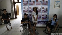 Puluhan orang yang tergabung di dalam Yayasan Bunga Bali ini adalah para penyandang disabilitas. Mereka sebagian besar berasal dari seluruh wilayah Bali dan Indonesia Timur.