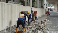 Para pekerja berhelm proyek lengkap dengan rompi, tampak lalu lalang melakun pekerjaan.