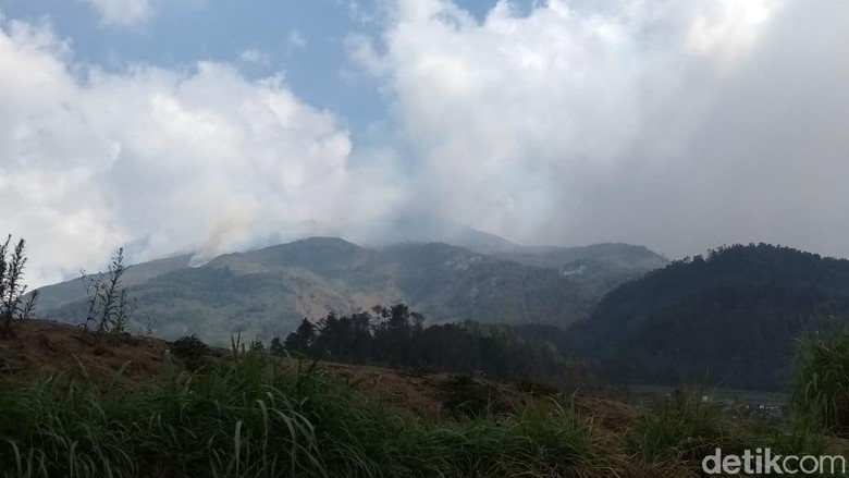 Diperlukan Helikopter untuk Padamkan Kebakaran di Gunung Merbabu Diperlukan Helikopter untuk Padamkan Kebakaran di Gunung Merbabu