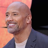 Posisi sembilan ditempati Dwayne Johnson. Banyak netizen kaget dengan urutan ini karena aktor laga tersebut sangat ikonik dengan gaya kepala botak, tapi justru berada di urutan bawah. Foto: Jeff Spicer/Getty Images