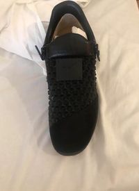 Haduh! Model Sepatunya Dianggap Tak Layak, Pria Ini Ditolak Restoran