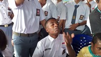Pahit kak, tapi tetap harus minum biar tidak sakit, tutur seorang siswa SMA dari Kota Sorong, Papua Barat. (Foto:detikHealth/Khadijah Nur Azizah)