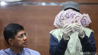 Sebanyak Rp 1 miliar dalam mata uang dolar Singapura.