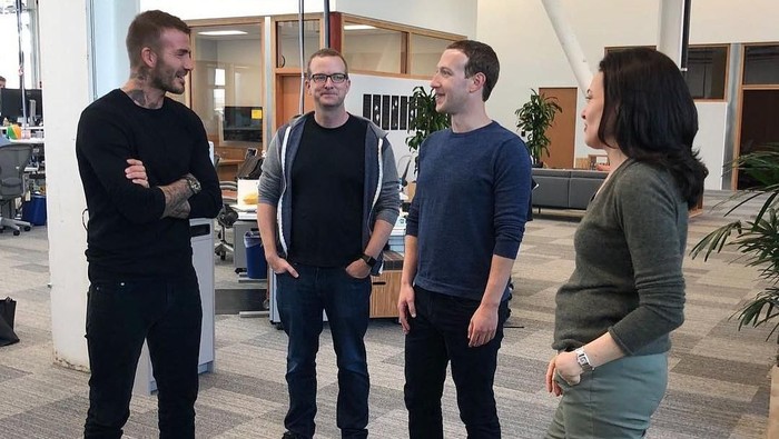 Potret kunjungan David Beckham ke kantor Facebook dan berjumpa dengan Mark Zuckerberg Cs. Foto: Instagram/davidbeckham Potret kunjungan David Beckham ke kantor Facebook dan berjumpa dengan Mark Zuckerberg Cs. Foto: Instagram/davidbeckham