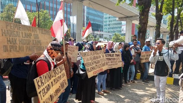 Demo warga Pulau Pari di depan kantor Ombudsman, Senin (15/10/2018)