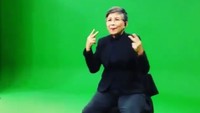 Lagu Gangnam Style yang enerjik dia terjemahkan dengan gerakan tangan dan ekspresi wajah yang tidak kalah seru dengan penampilan di layar. Gayanya ketika menerjemahkan lirik sexy lady hingga membuat gerakan seperti DJ.  (Instagram Inasli Jakarta)