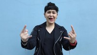 Mita The Virgin sempat didandani Ivan Gunawan di Brownis hingga tampil cantik. Namun ia kembali terlihat tomboi saat ditemui usai acara tersebut.  Foto: Hanif Hawari