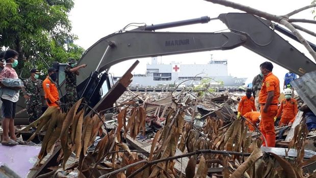 Evakuasi korban gempa dan tsunami di Kelurahan Patoloan, Palu, Sulawesi Tengah, Senin (15/10).