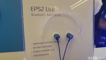 Yang pertama adalah Meizu EP52 Lite. Bluetooth earphone ini ditujukan untuk pengguna yang butuh earphone untuk berolahraga.  Bluetooth earphone ini ditujukan untuk pengguna yang butuh earphone untuk berolahraga.  (Foto: detikINET/Virgina Maulita Putri)