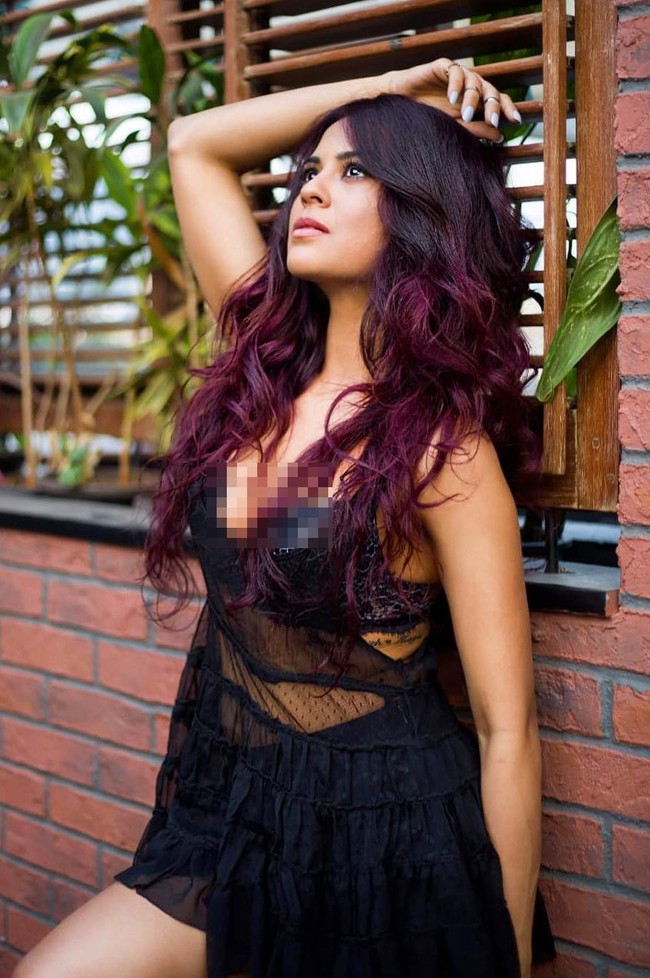 Pada beberapa postingan foto Instagramnya itu, Sana sering membagikan potret dirinya yang memperlihatkan lekuk tubuh dan keseksiannya kepada 378 ribu lebih pengikutnya. Foto: dok. Instagram @sanaofficial