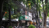 Untaian kabel tidak teratur.