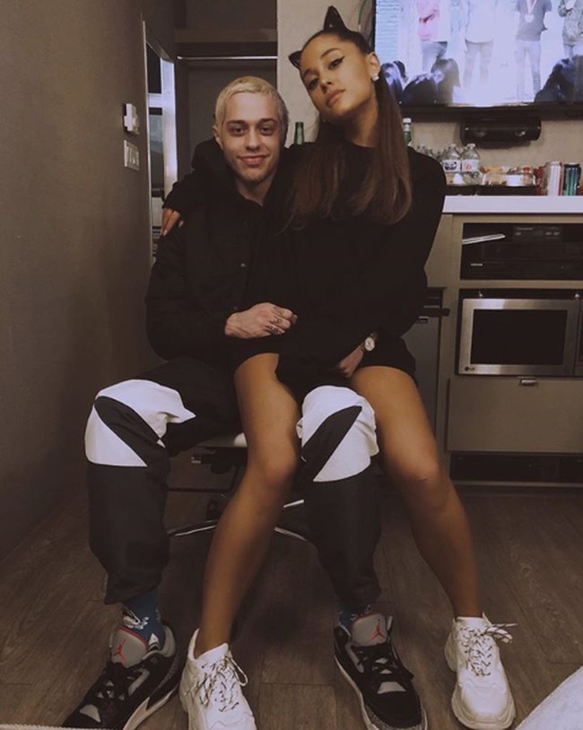 Pete Davidson tampaknya begitu cepat move on setelah hubungannya berakhir dengan Cazzie David. Komedian 28 tahun itu kemudian pacaran dengan Ariana Grande pada musim panas 2018. Keduanya bahkan memiliki tato kembar. Gosip pertunangan keduanya pun cukup hangat pada saat itu. Namun hubungan mereka ternyata hanya bertahan selama satu tahun. Foto: Dok. Instagram/arianagrande