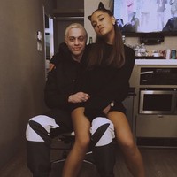 Pete Davidson tampaknya begitu cepat move on setelah hubungannya berakhir dengan Cazzie David. Komedian 28 tahun itu kemudian pacaran dengan Ariana Grande pada musim panas 2018. Keduanya bahkan memiliki tato kembar. Gosip pertunangan keduanya pun cukup hangat pada saat itu. Namun hubungan mereka ternyata hanya bertahan selama satu tahun. Foto: Dok. Instagram/arianagrande