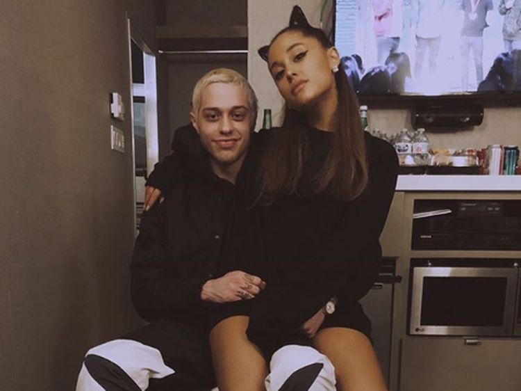 Sudah Tinggal Bareng, Ariana Grande dan Pete Davidson Kok Putus?