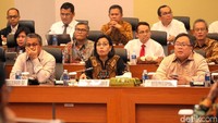 Rapat pun dibuka dengan keputusan terbuka untuk publik. Rapat diawali dengan penjelasan rancangan postur APBN 2019 oleh Menteri Keuangan Sri Mulyani.