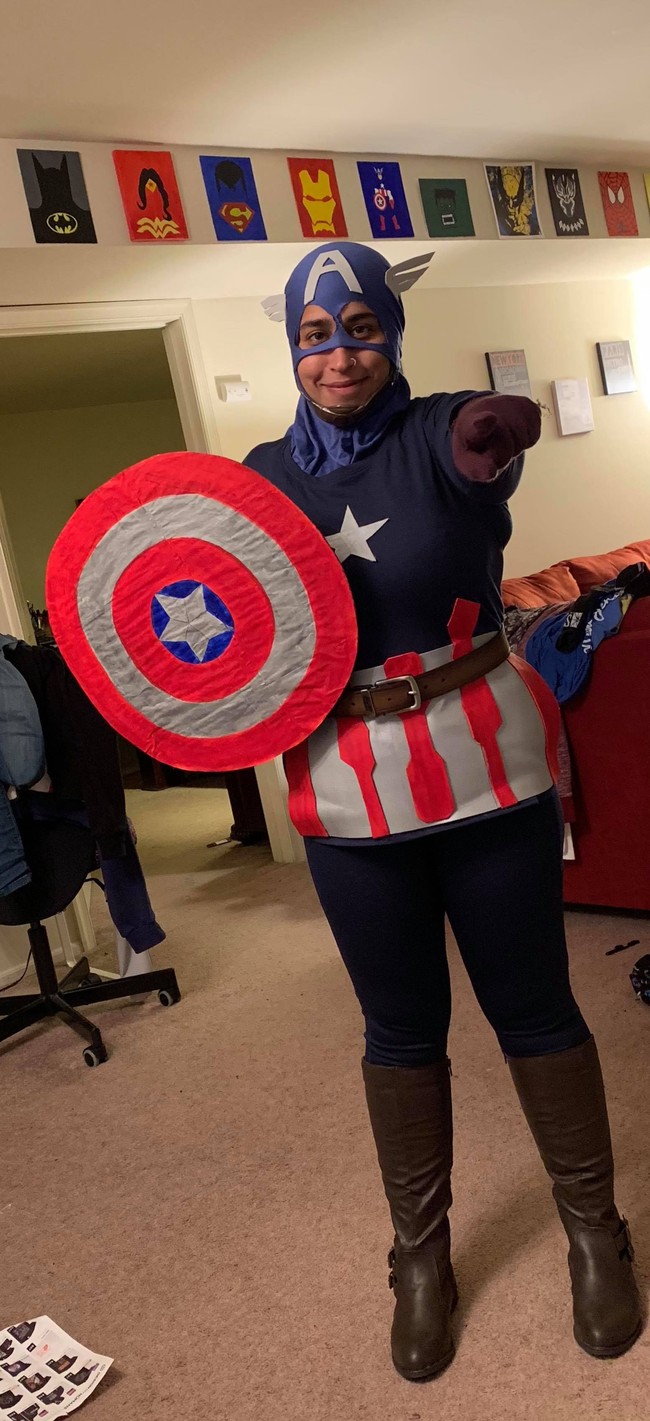 Agar tetap terlihat mirip dengan para super hero, mereka menambahkan aksesori seperti pistol, perisai, hingga topeng. Foto: Dok. Maliha Fairooz