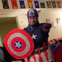 Agar tetap terlihat mirip dengan para super hero, mereka menambahkan aksesori seperti pistol, perisai, hingga topeng. Foto: Dok. Maliha Fairooz