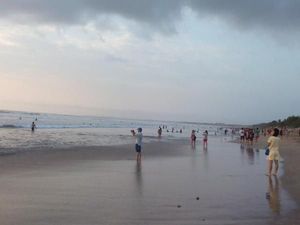 Menikmati Pantai Sejuta Turis di Bali