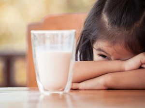 Saat Anak Tak Cocok Susu Sapi, Orang Tua Perlu Tahu Ini