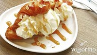  Kalau tak ingin minuman berkafein, bisa pilih iced tea dan tentunya croissant. Croissantnya berisi gellato dan taburan almond. Mantap!  Foto: Facebook Yogorino Korea