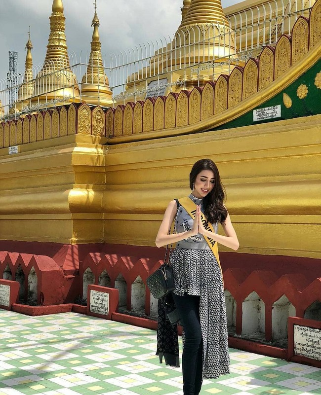 Nadia Purwoko mengenakan batik motif kawung saat mengunjungi Shwemawdaw Pagoda dan Kanbawzathadi Golden Palace. Dress asimetris bermotif batik yang dipakai Nadia merupakan rancangan desainer Danny Satriadi yang karya-karyanya memang mengangkat kain nusantara. Foto: Instagram Miss Grand Indonesia