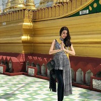 Nadia Purwoko mengenakan batik motif kawung saat mengunjungi Shwemawdaw Pagoda dan Kanbawzathadi Golden Palace. Dress asimetris bermotif batik yang dipakai Nadia merupakan rancangan desainer Danny Satriadi yang karya-karyanya memang mengangkat kain nusantara. Foto: Instagram Miss Grand Indonesia